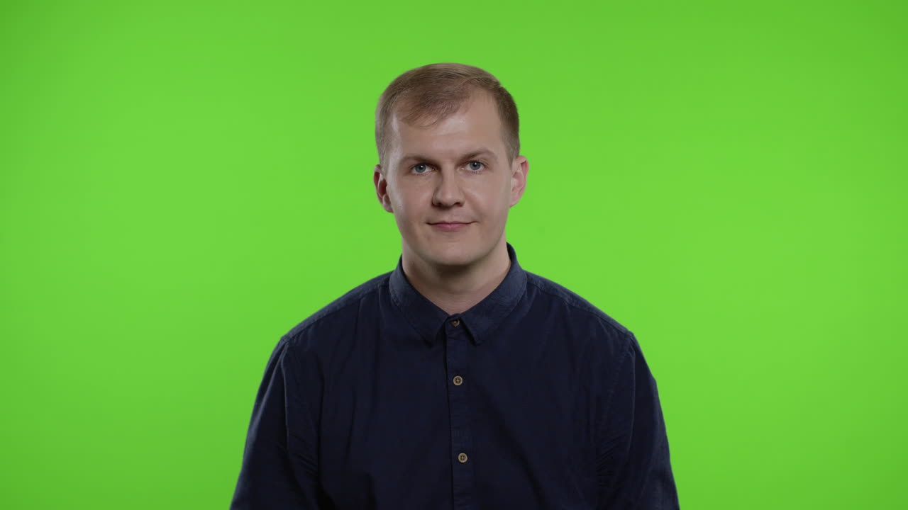 Begejstret glad mand viser 'Udsalg'-skilt. Black Friday-koncept. Chroma key.