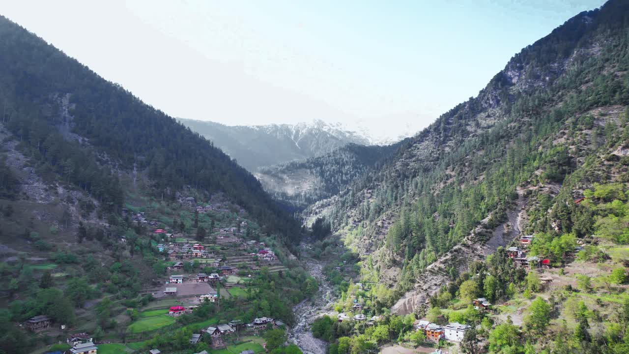 Video trên không về một thung lũng xanh tươi tuyệt đẹp của Kashmir với sông, núi và đồi, mái nhà và đường sá - vẻ đẹp Kashmir.