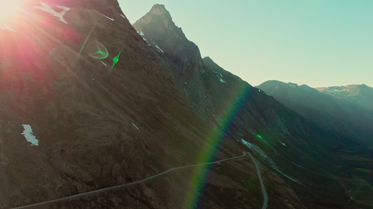 toma panorámica cinematográfica de la ruta popular de trollstigen durante el amanecer