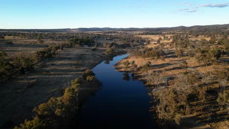 Antena-Sobre-Storm-King-En-La-Zona-Rural-De-Stanthorpe,-Queensland,-Temprano-En-La-Mañana-En-Invierno