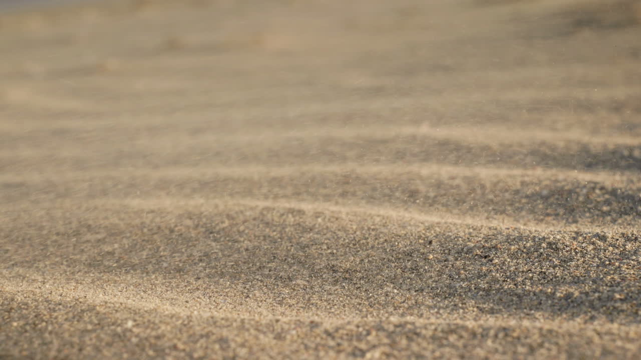 Starker Wüstenwind bläst Sand über die Dünenoberfläche in Ägypten