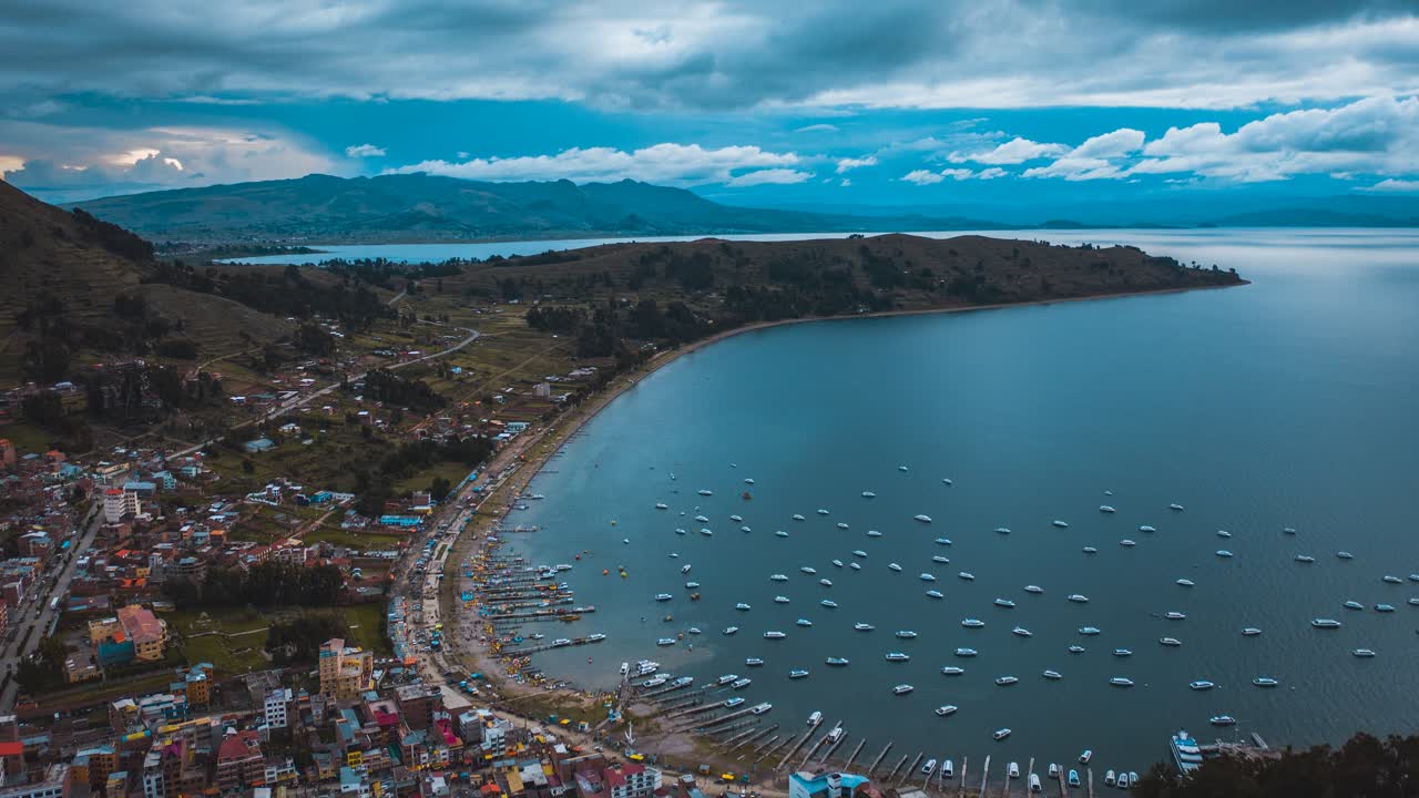 hiperlapso de copacabana, lago titikaka, en la frontera de bolivia volando sobre cerro calvario