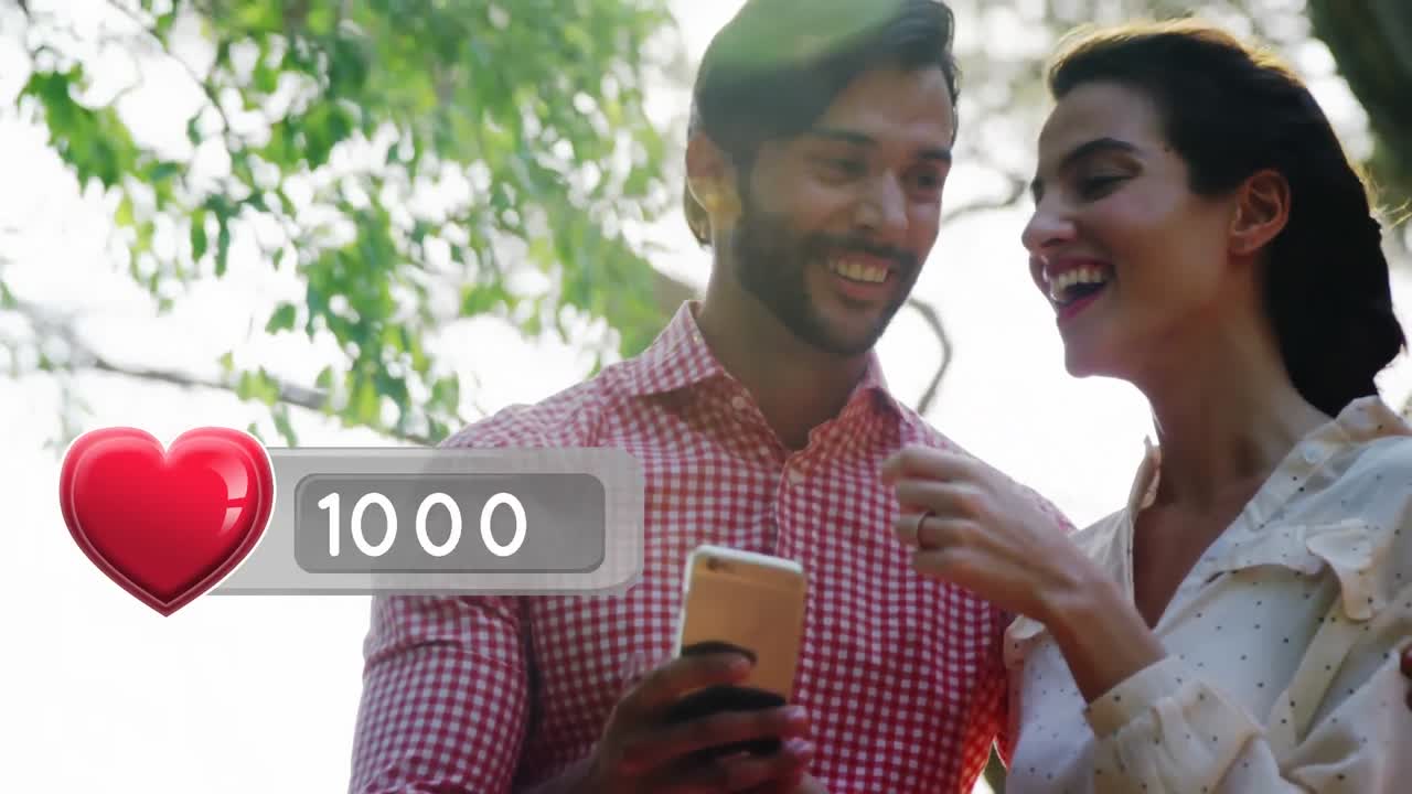 pareja riendo mientras navega en un teléfono inteligente