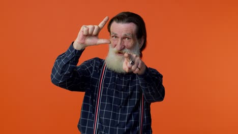 anciano barbudo mostrando el gesto del perdedor y señalándote, culpando acusando por el fracaso fracasar