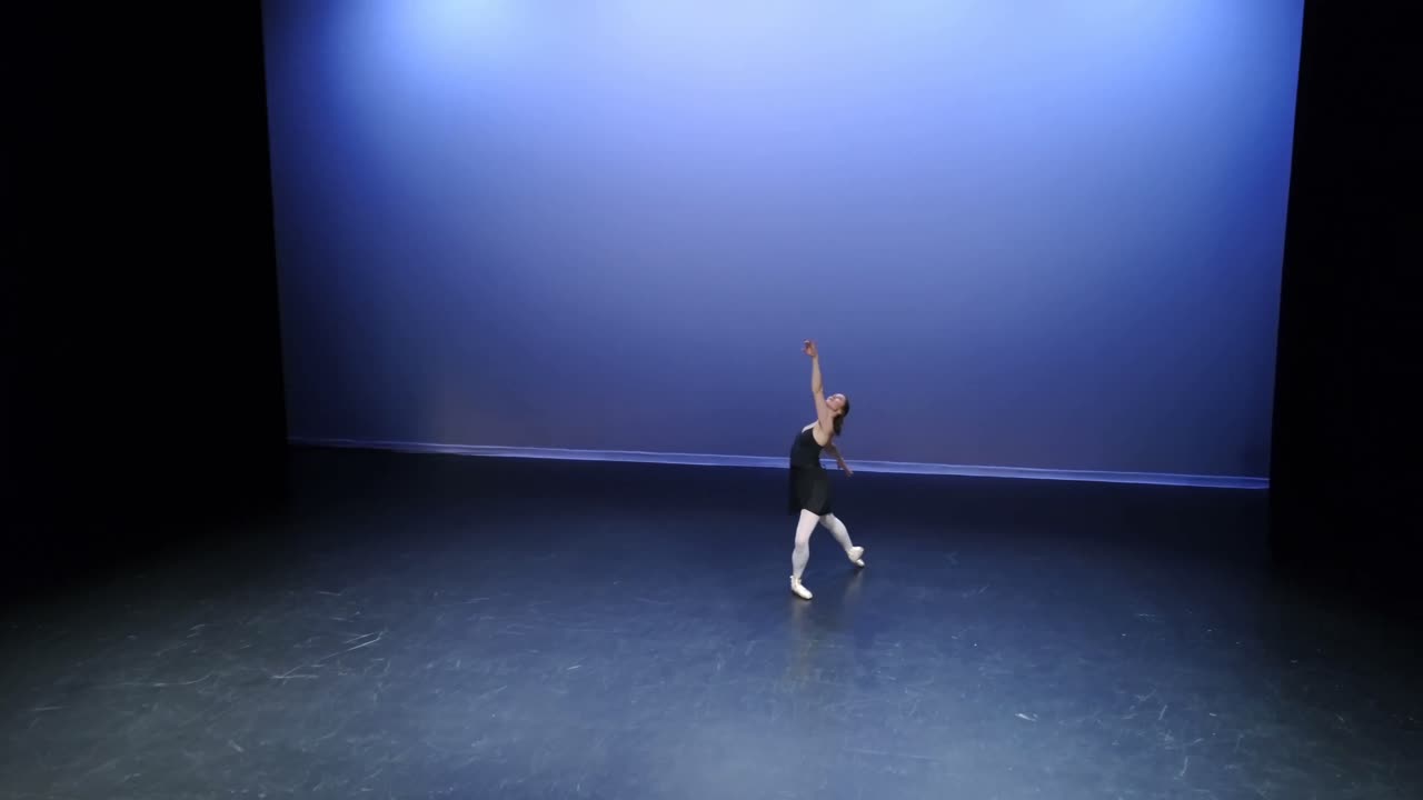 балетная танцовщица танцует на сцене 4k