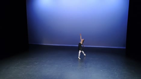bailarina de ballet bailando en el escenario 4k
