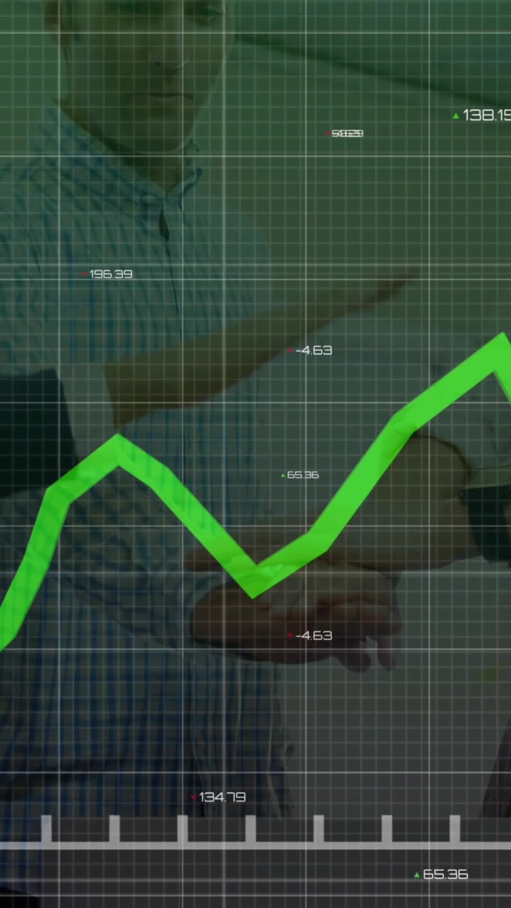 Animazione di grafici con numeri che cambiano, colleghi diversi che discutono e uniscono le mani