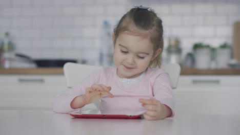 Kleines-Mädchen-Mit-Tablet-In-Der-Küche