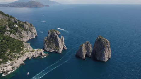 tráfico de barcos a lo largo de la espectacular costa de capri, vista aérea de faraglioni