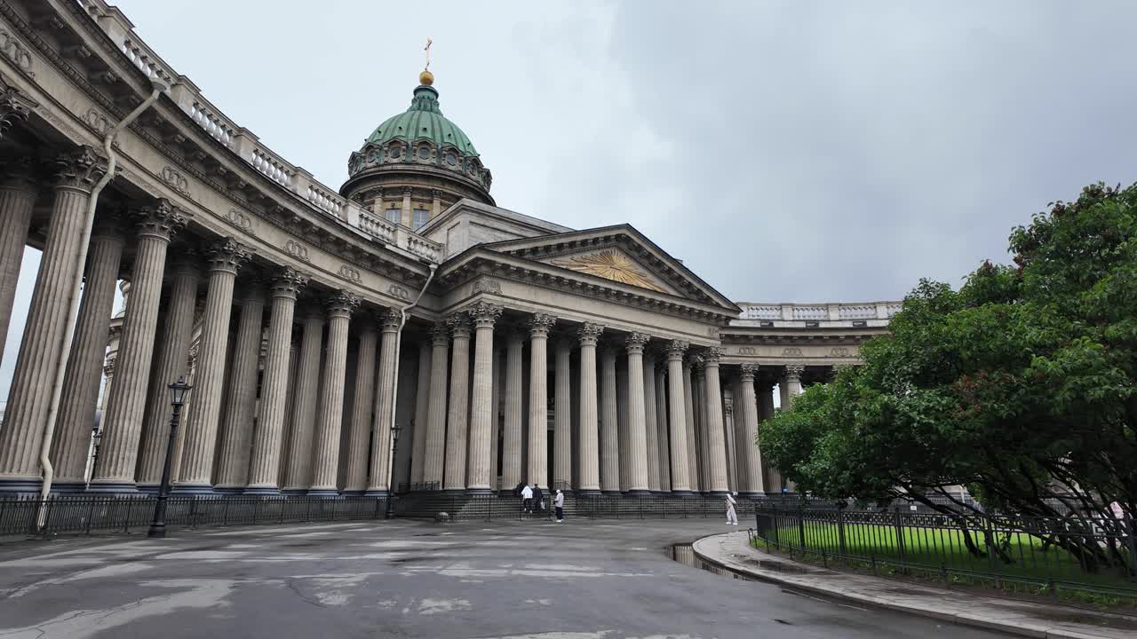 A smooth forward motion shot approaches the magnificent Kazan Cathedral in Saint Petersburg, showcasing its grand architecture and colonnade