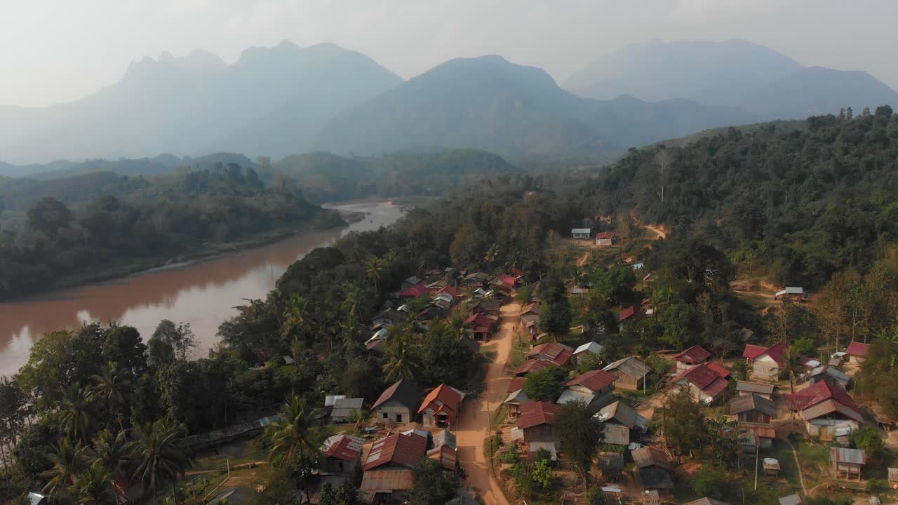 Villaggio lungo il fiume Ou a Muang Ngoy, Luang Prabang, Laos