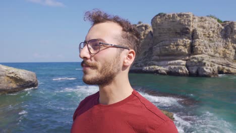 caminando por el mar.