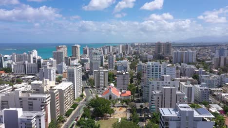 San-Juan-Puerto-Rico-Condado-Parroquia-Stella-Maris-Iglesia-Católica-Cinemática-Toma-De-Drones-Con-Playa-Colorida-Y-Cielo-Cristalino