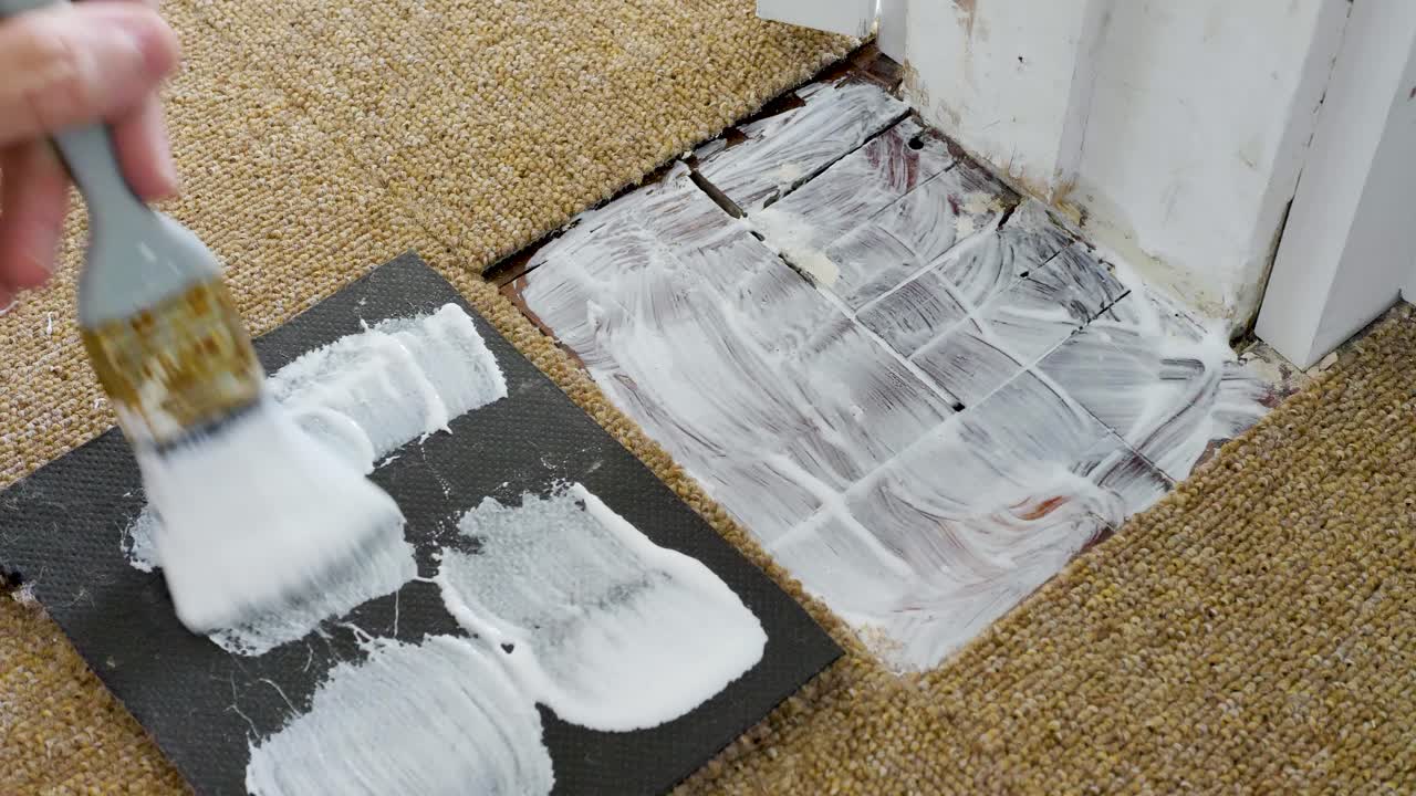 문 프레임 주위에 장착하기 위해 접착제로 카 타일을 준비하는 것