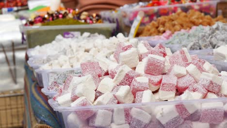 dulces turcos en una bandeja