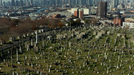 Lápidas-Y-Tumbas-En-Hierba-Verde-En-El-Antiguo-Cementerio-Del-Calvario.-Lugar-De-Recuerdo-En-Barrio-Urbano.-Reinas,-Ciudad-De-Nueva-York,-Estados-Unidos