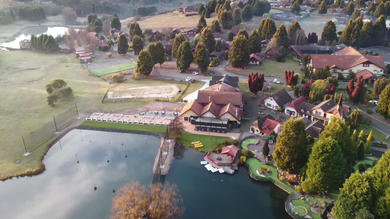 오스트레일리아의 인공 호수와 함께 스위스 스타일의 마을 리조트의 4k 항공 사진