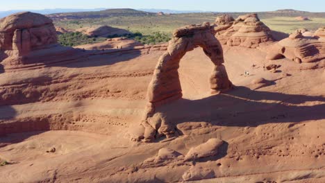 4k-Antenne-Des-Zarten-Bogens-Im-Arches-Nationalpark,-Utah,-USA