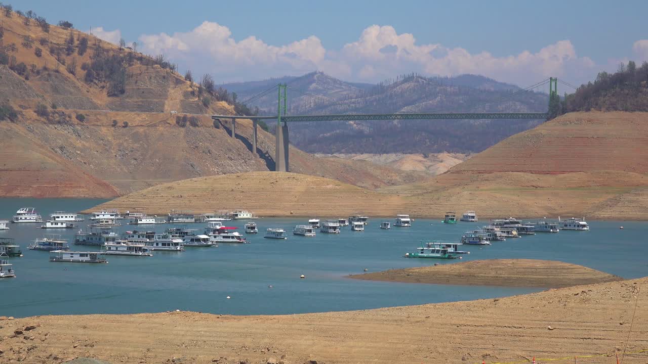 수위가 낮고 나무를 태운 극심한 가뭄 상황에서 캘리포니아 오로빌 호수