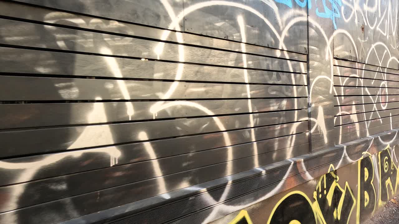 pared cubierta de graffiti con carteles y etiquetas