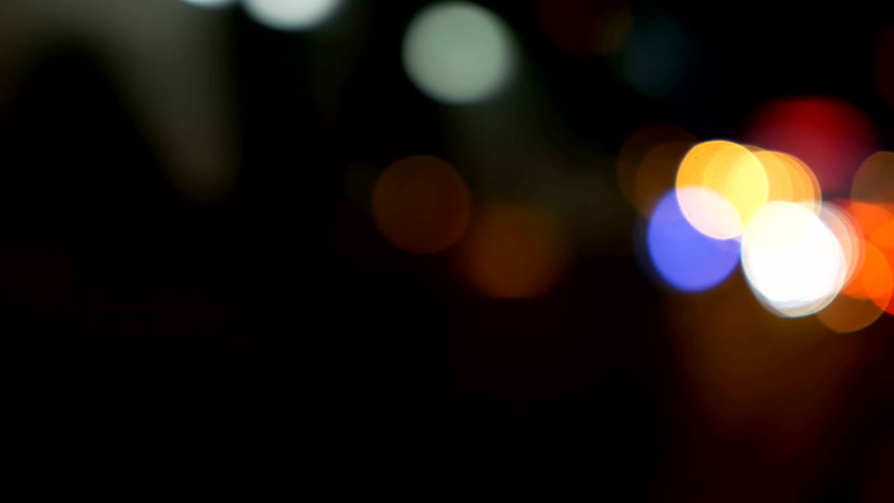 Luci sfocate, astratto di strada di Los Angeles. Sfondo sfocato della città. Cerchi bokeh in movimento del traffico notturno.