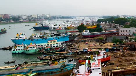 un grupo de transbordadores y barcos tirados en el río burigangra en dhaka