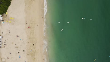 Disparo-Vertical-De-La-Costa-De-St-Ives-Con-Turistas-Y-Olas-Salpicadas-En-Cornwall,-Inglaterra,-Reino-Unido