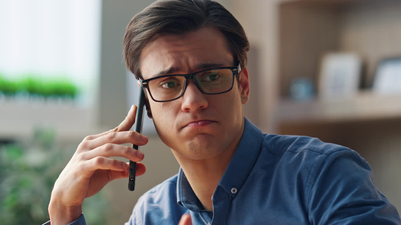 클로즈업 심각한 프리랜서 드폰 사무실 매니저 전화