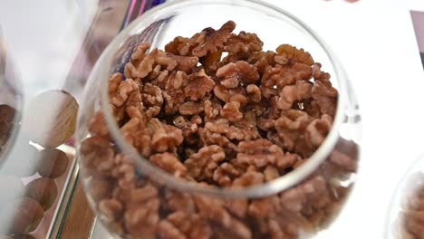 primeros planos de nueces se muestran durante la exposición de comida del golfo en dubai, emiratos árabes unidos