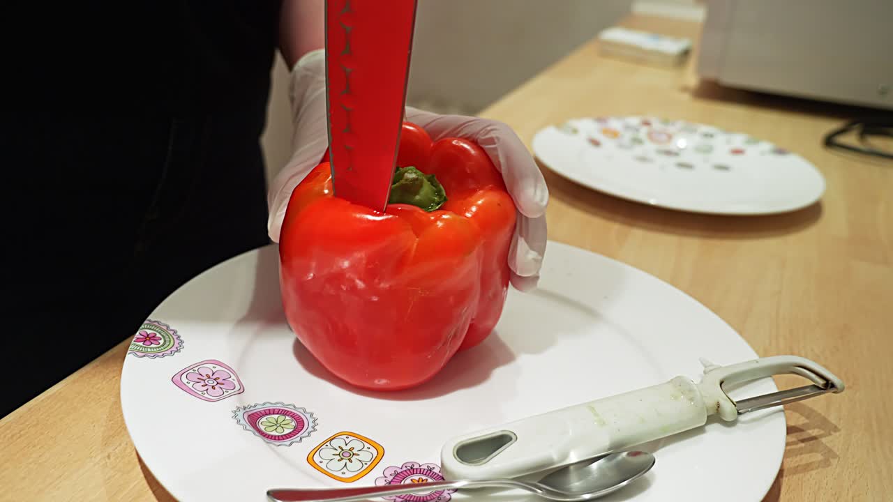 빨간 파프리카는 칼로 윗부분을 잘라서 비우기 위해 열어서