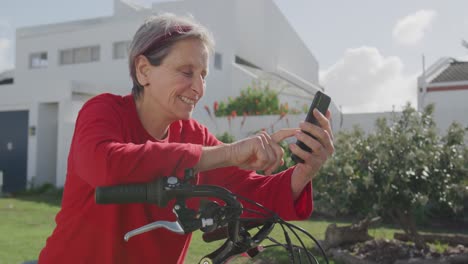 Senior-woman-enjoying-free-time-outdoors