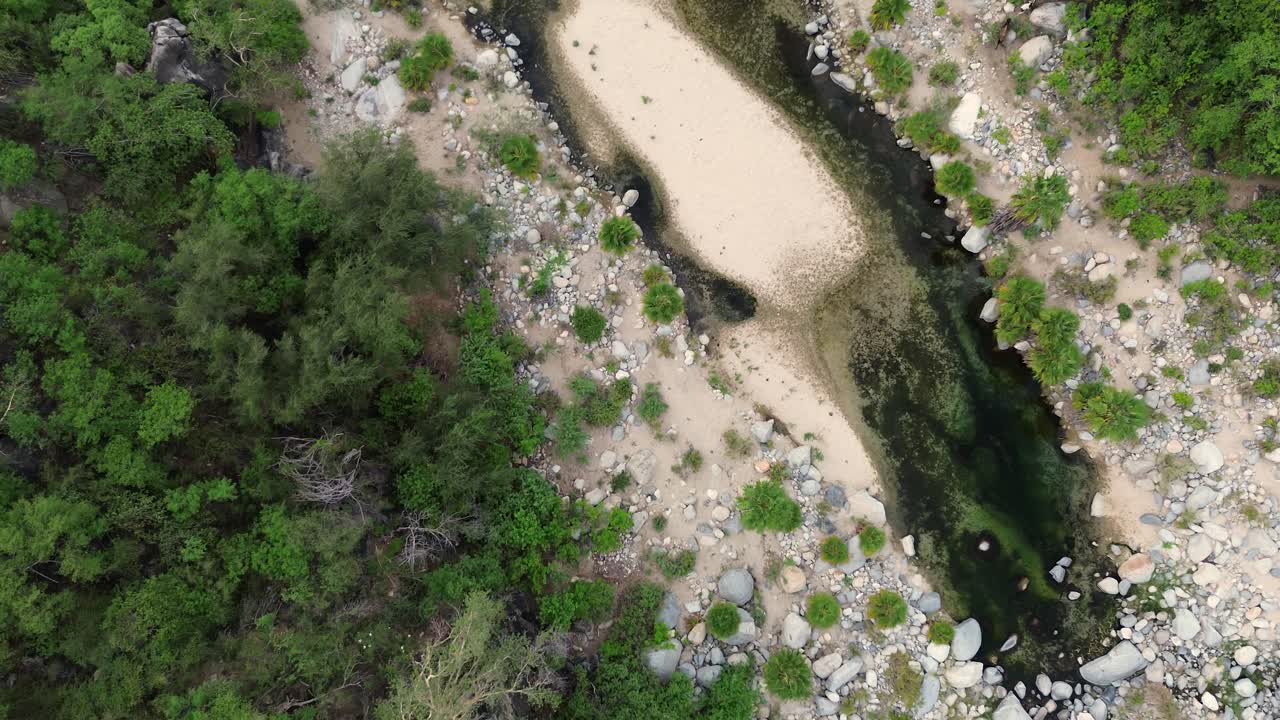 Cenital view of a stream in the middle of the desert.
