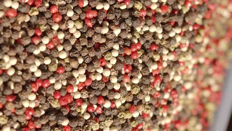 primer plano de granos de pimienta mezclados