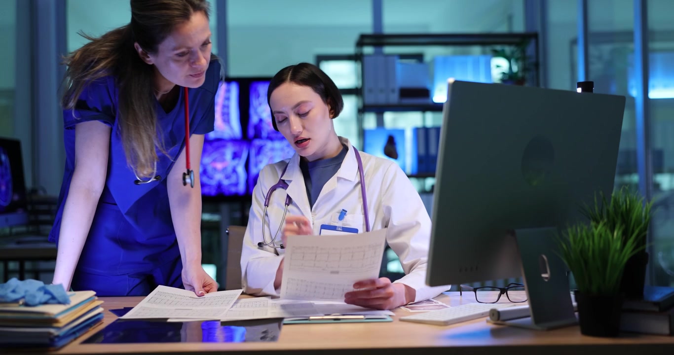 La dottoressa con un collega controlla le cartelle cliniche in clinica.