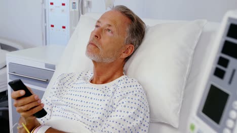 paciente viendo la televisión en la cama