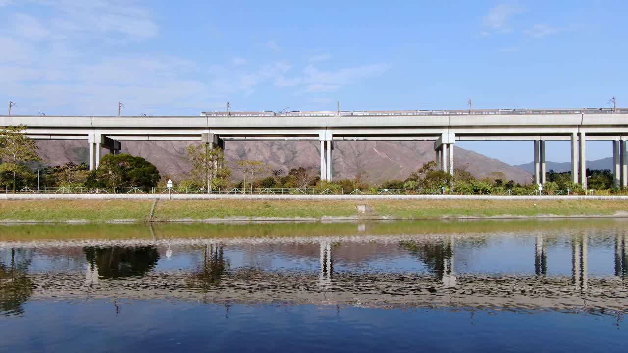 다리를 건너는 홍콩 외곽 mtr 시티 트램