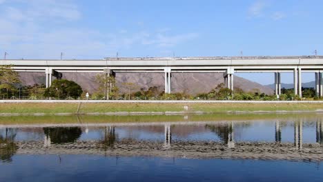 Hong-Kong-Stadtrand-MTR-Straßenbahn-über-Eine-Brücke