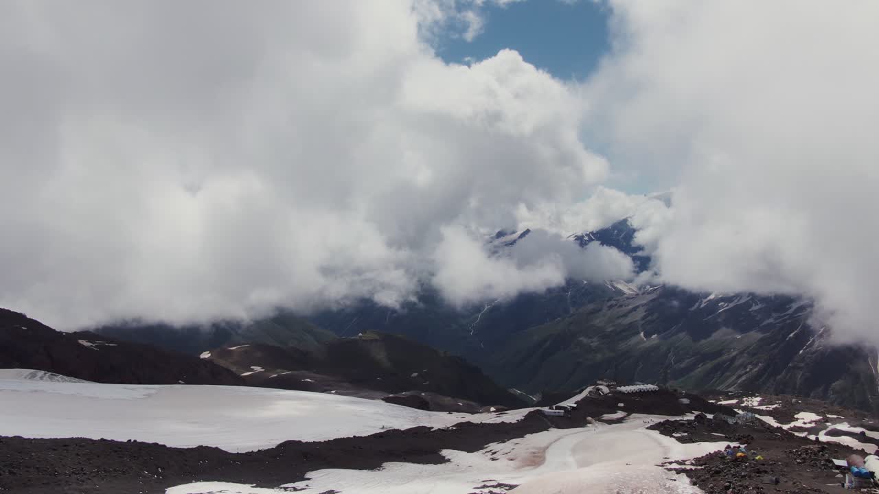 구름과 캠프가 있는 고지대 산악 풍경