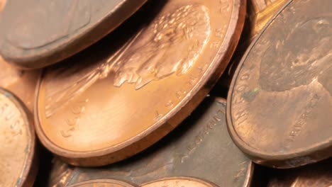 centavo estadounidense sobre un fondo blanco