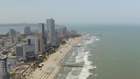 vista aérea de personas relajándose en la playa en cartagena, colombia