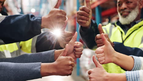 equipo de trabajadores dando pulgares en un almacén