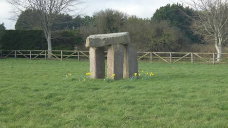 aislado monolito antiguo sobre los prados de primavera en irlanda