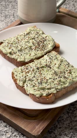 concepto de desayuno rápido. tostadas con crema de aguacate. disparo vertical
