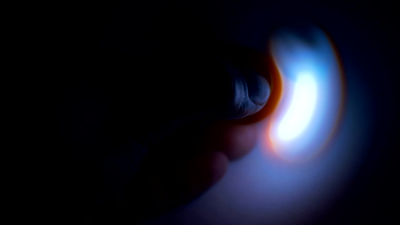 girador de inquietud con luz led girando en la oscuridad.