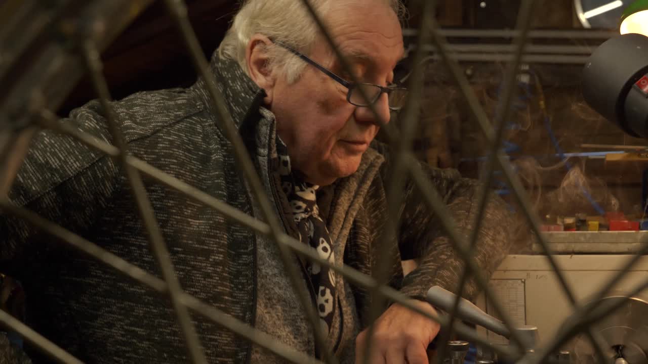 의 스피크를 통해 촬영 된  기계 에 서 있는 고위 노동자