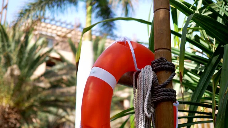 Salvagente in un resort tropicale in 4K slow motion a 60fps.
