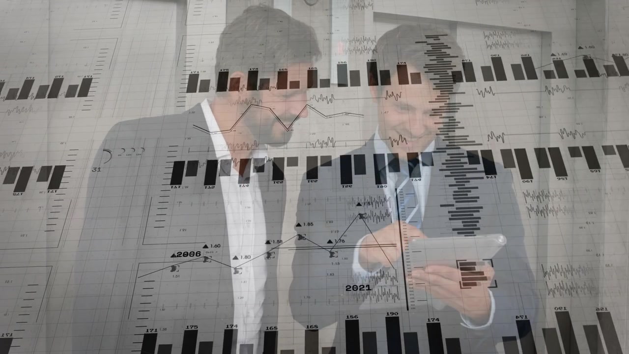 Due uomini che toccano un tablet, avviando sovrapposizioni di dati aziendali per la revisione di grafici a barre, a linee e istogrammi.