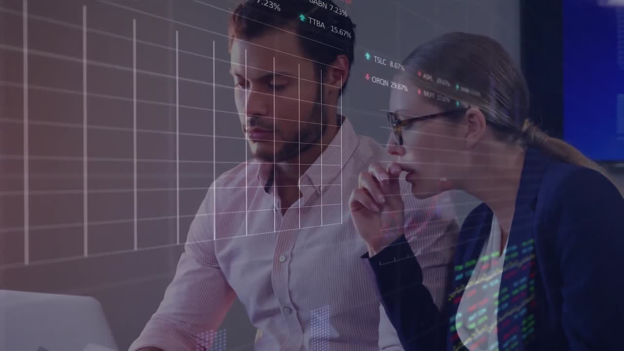 animación del procesamiento de datos financieros sobre diversas personas de negocios que usan tablets en la oficina