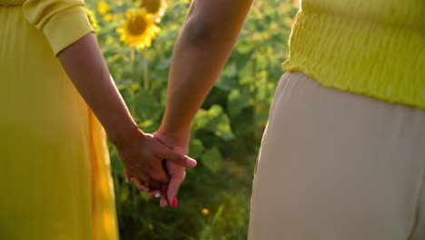 mujeres en un campo de girasoles