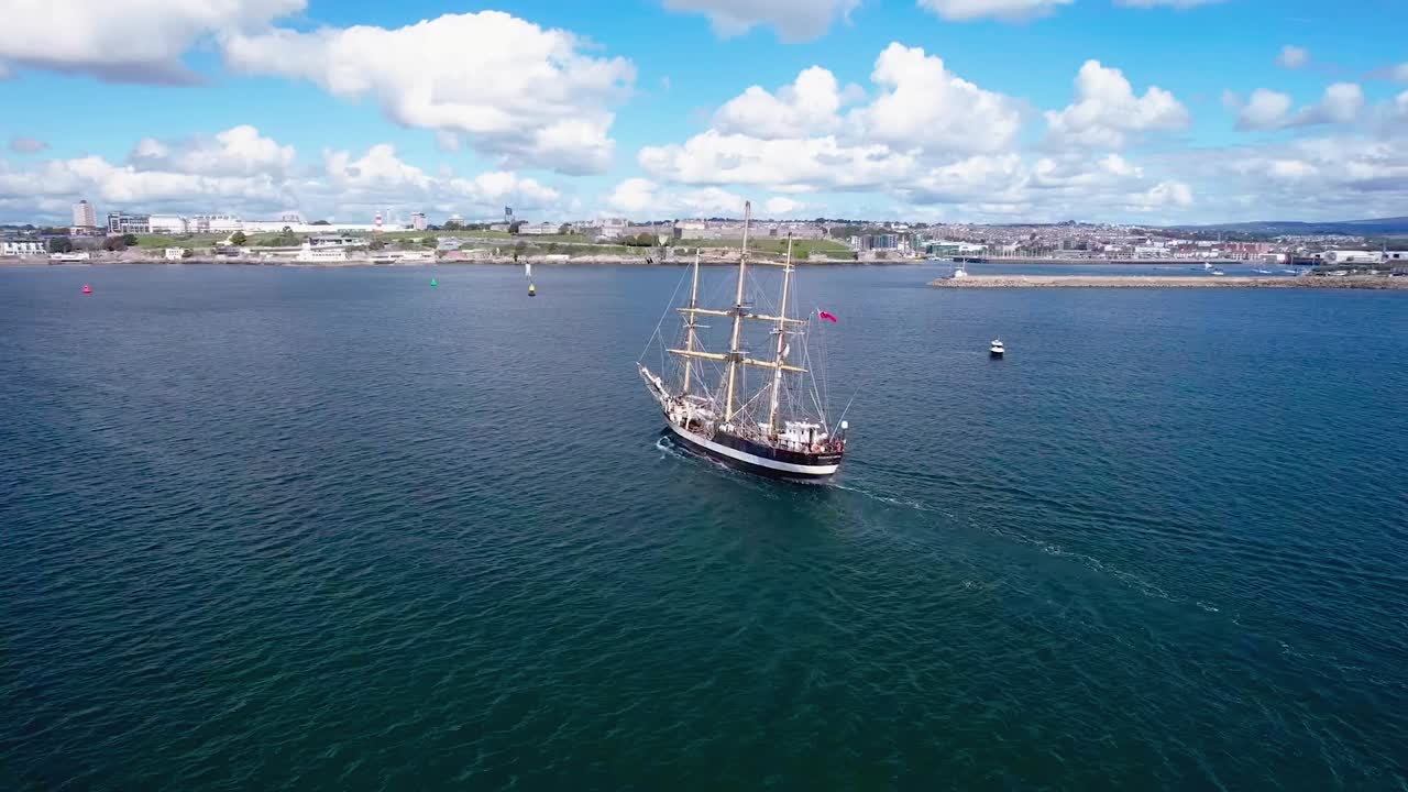 vistas panorámicas de plymouth con un barco navegando hacia el puerto, inglaterra